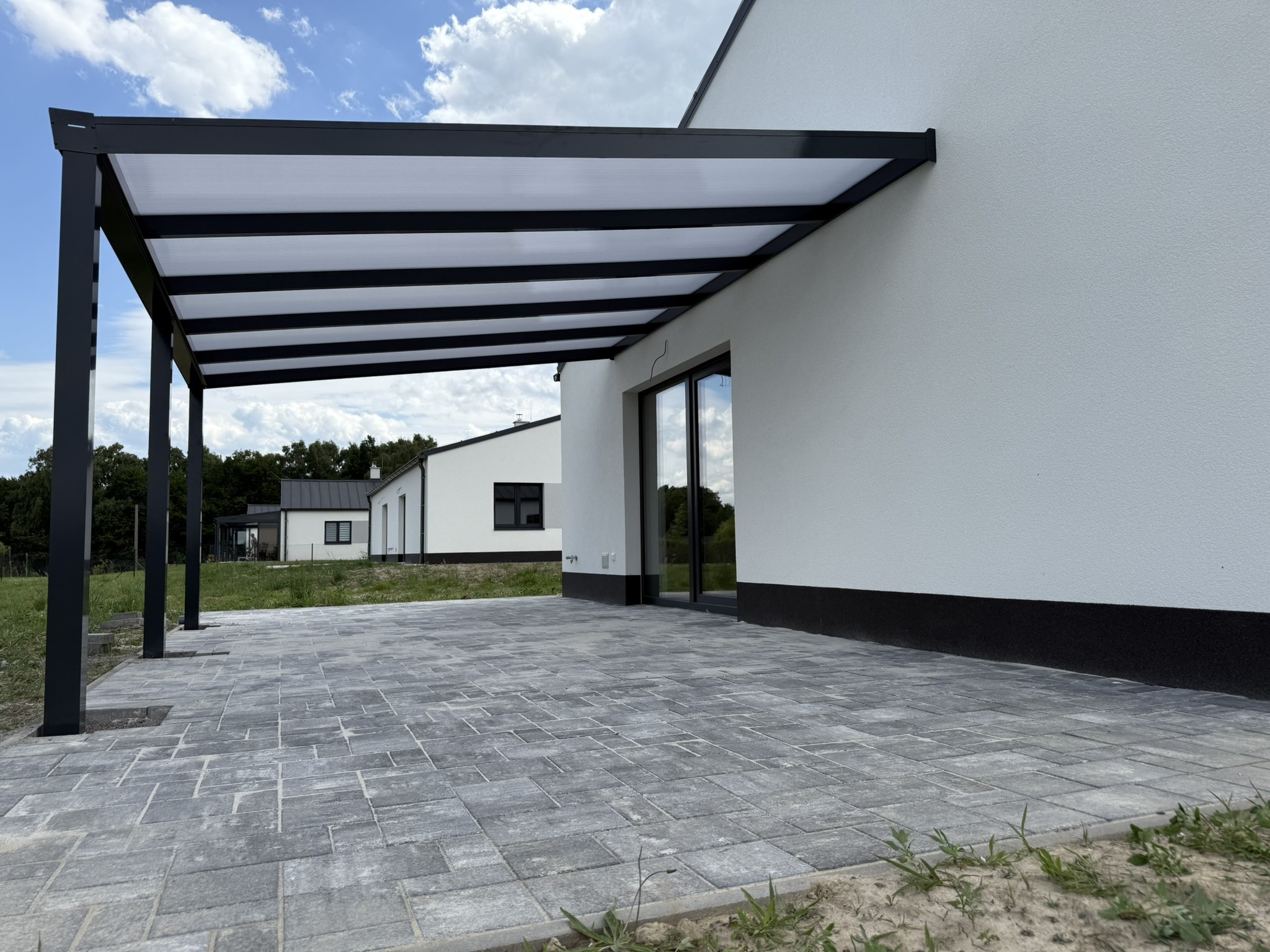 Hliníková pergola jako moderní řešení pro celoroční venkovní posezení