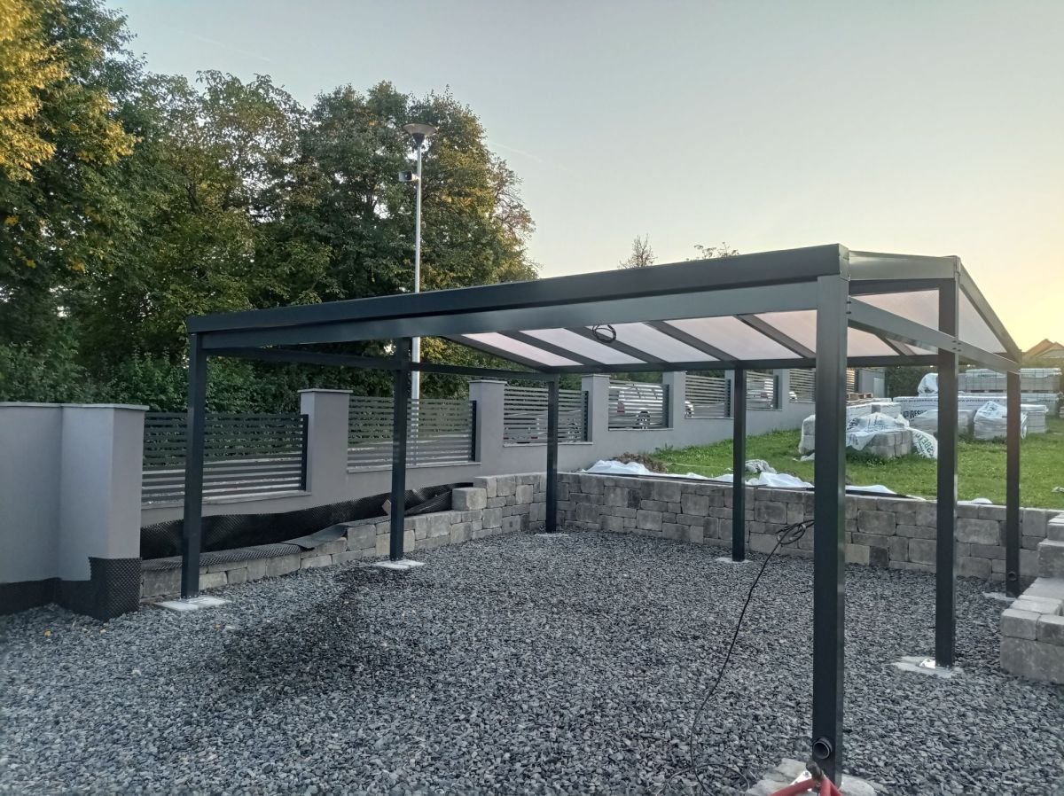 Hliníková pergola jako investice: Zvyšuje hodnotu nemovitosti?
